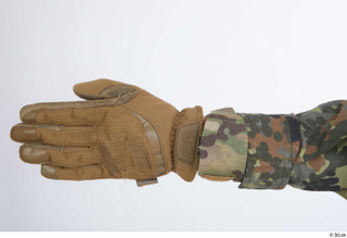 Photos Frankie Perry US Army gloves hand 0005.jpg